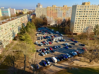 parkoviště pod okny domu - Prodej bytu 1+kk v osobním vlastnictví 35 m², Pardubice