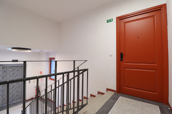 Chodba domu - Pronájem bytu 1+1 v osobním vlastnictví 40 m², Praha 5 - Košíře