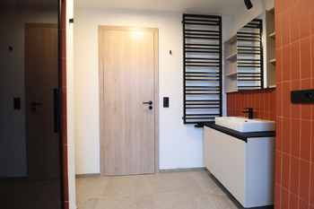 Koupelna - Pronájem bytu 1+1 v osobním vlastnictví 40 m², Praha 5 - Košíře