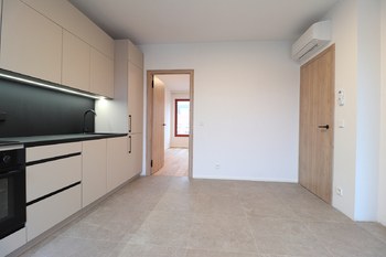 Obývací pokoj + kk - Pronájem bytu 1+1 v osobním vlastnictví 40 m², Praha 5 - Košíře