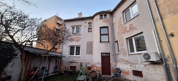 Pohled na dům ze zadní strany - Prodej bytu 1+1 v osobním vlastnictví 39 m², Břeclav