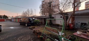 Dvůr za domem s garážemi - Prodej bytu 1+1 v osobním vlastnictví 39 m², Břeclav