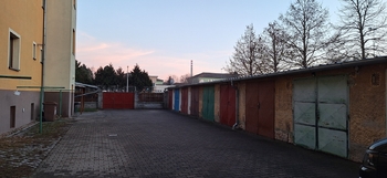 Garáže a dvůr - Prodej bytu 1+1 v osobním vlastnictví 39 m², Břeclav