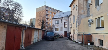 Pohled na garáže, dům a dvůr od zadní brány - Prodej bytu 1+1 v osobním vlastnictví 39 m², Břeclav