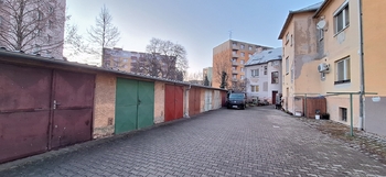 Pohled na garáže, dům a dvůr od zadní brány - Prodej bytu 1+1 v osobním vlastnictví 39 m², Břeclav