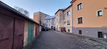 Pohled na garáže, dům a dvůr od zadní brány - Prodej bytu 1+1 v osobním vlastnictví 39 m², Břeclav