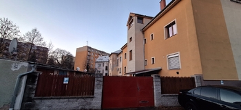 Vjezd na dvůr a ke garážím - Prodej bytu 1+1 v osobním vlastnictví 39 m², Břeclav