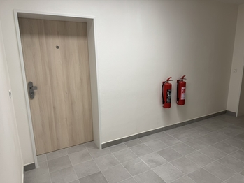 chodba před bytem - Pronájem bytu 1+kk v osobním vlastnictví 32 m², Kladno