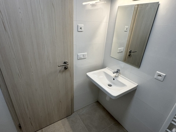 koupelna - Pronájem bytu 1+kk v osobním vlastnictví 32 m², Kladno