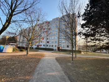 pohled na dům - Prodej bytu 1+kk v osobním vlastnictví 28 m², Praha 4 - Modřany