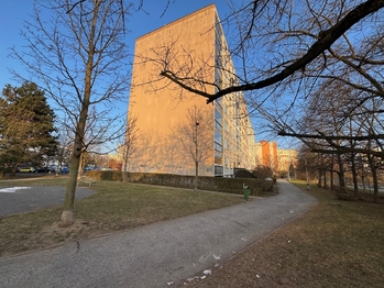 pohled na dům - Prodej bytu 1+kk v osobním vlastnictví 28 m², Praha 4 - Modřany