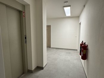 chodba před bytem - Pronájem bytu 2+kk v osobním vlastnictví 39 m², Kladno