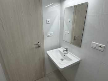 koupelna - Pronájem bytu 2+kk v osobním vlastnictví 39 m², Kladno