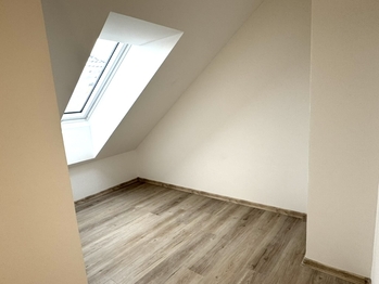 šatna/pracovna - Pronájem bytu 2+kk v osobním vlastnictví 40 m², Kladno