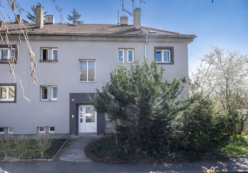 Dům před začátkem projektu s nástavbou - Prodej bytu 2+1 v osobním vlastnictví 66 m², Praha 4 - Modřany