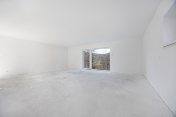 Obývací pokoj s kuchyňským koutem - Prodej domu 280 m², Jílové u Prahy