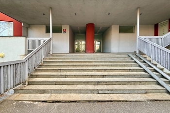 Vchod - Prodej bytu 3+kk v osobním vlastnictví 63 m², Praha 9 - Prosek