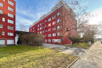 Pohled z ulice 1 - Prodej bytu 3+kk v osobním vlastnictví 63 m², Praha 9 - Prosek