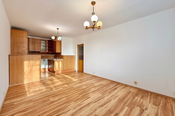 Obývací pokoj s kuchyňským koutem - Prodej bytu 3+kk v osobním vlastnictví 63 m², Praha 9 - Prosek 