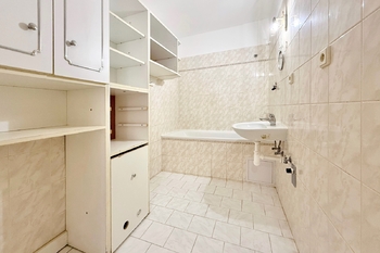 Koupelna 1 - Prodej bytu 3+kk v osobním vlastnictví 63 m², Praha 9 - Prosek