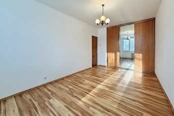 Ložnice 1 - Prodej bytu 3+kk v osobním vlastnictví 63 m², Praha 9 - Prosek