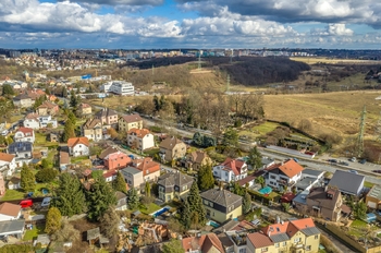 Pohled na východní stranu  - Prodej domu 246 m², Praha 9 - Kyje