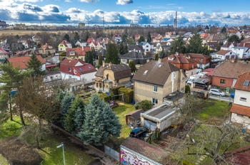 Pohled na zahradu a dům - Prodej domu 246 m², Praha 9 - Kyje