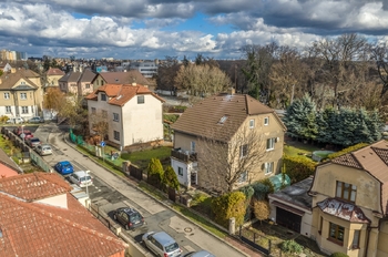 Dům pohled z ulice - Prodej domu 246 m², Praha 9 - Kyje 