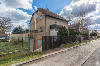 Dům pohled z ulice - Prodej domu 246 m², Praha 9 - Kyje