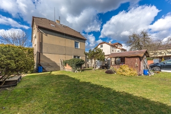Zahrada pohled na dům - Prodej domu 246 m², Praha 9 - Kyje