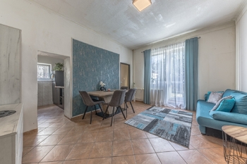 Obývací pokoj přízemí se vstupem na zahradu - Prodej domu 246 m², Praha 9 - Kyje