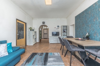 Obývací pokoj přízemí - Prodej domu 246 m², Praha 9 - Kyje