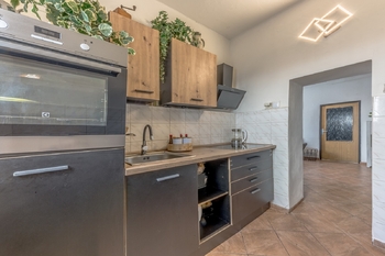 Kuchyň přízemí - Prodej domu 246 m², Praha 9 - Kyje