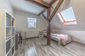 Pokoj 2.patro - Prodej domu 246 m², Praha 9 - Kyje