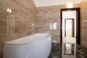 Koupelna byt 1 - Prodej kancelářských prostor 190 m², Ostrava