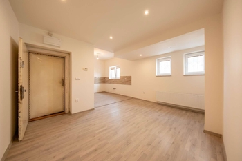 Pokoj + KK byt 2 - Prodej kancelářských prostor 190 m², Ostrava