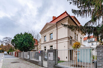 pohled na dům z ulice - Pronájem bytu 5+kk v osobním vlastnictví 130 m², Praha 6 - Bubeneč