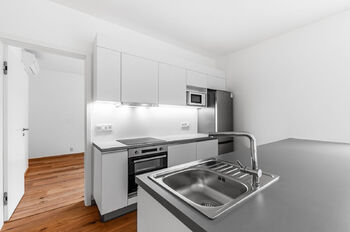 kuchyň a vstup do ložnice rodičů - Pronájem bytu 5+kk v osobním vlastnictví 130 m², Praha 6 - Bubeneč