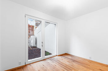 ložnice v přízemí s výstupem na předzahrádku - Pronájem bytu 5+kk v osobním vlastnictví 130 m², Praha 6 - Bubeneč