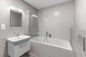 koupelna v přízemí - Pronájem bytu 5+kk v osobním vlastnictví 130 m², Praha 6 - Bubeneč