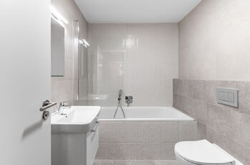 koupelna v přízemí - Pronájem bytu 5+kk v osobním vlastnictví 130 m², Praha 6 - Bubeneč