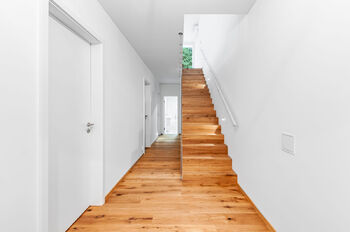 chodba se schodištěm - Pronájem bytu 5+kk v osobním vlastnictví 130 m², Praha 6 - Bubeneč