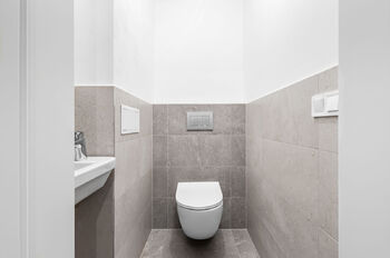 samostatné  WC v přízemí - Pronájem bytu 5+kk v osobním vlastnictví 130 m², Praha 6 - Bubeneč