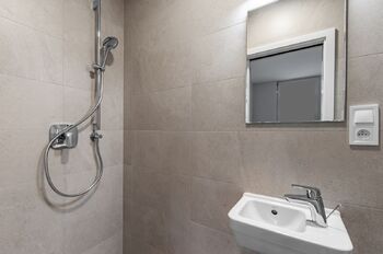 koupelna v ložnici rodičů  - Pronájem bytu 5+kk v osobním vlastnictví 130 m², Praha 6 - Bubeneč