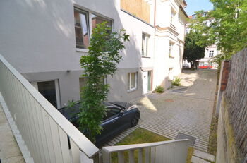 předzahrádka, pohled na příjezd k domu - Pronájem bytu 5+kk v osobním vlastnictví 130 m², Praha 6 - Bubeneč