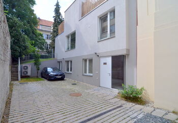 příjezd k bytu - Pronájem bytu 5+kk v osobním vlastnictví 130 m², Praha 6 - Bubeneč