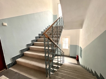 Schodiště s výstupem do společné zahrady - Prodej bytu 2+kk v osobním vlastnictví 72 m², Praha 6 - Bubeneč