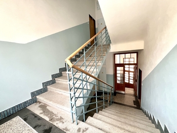 Schodiště - Prodej bytu 2+kk v osobním vlastnictví 72 m², Praha 6 - Bubeneč