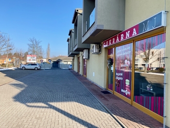 Bezproblémové parkování - Prodej obchodních prostor 48 m², Mukařov