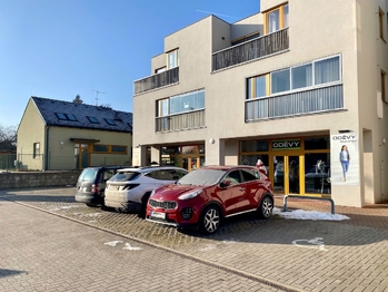 Bezproblémové parkování - Prodej obchodních prostor 48 m², Mukařov